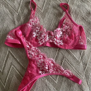 Underklädesset -  Set med bh och trosor i stringmodell. Endast testat, dock är lapparna bortklippta samt såg jag att en liten del av bygeln sticker ut uppe (3e bild) men inget som känns av eller syns vid användning. Stl S men uppskattad storlek: Bh : 75B/C Trosa: XS/S