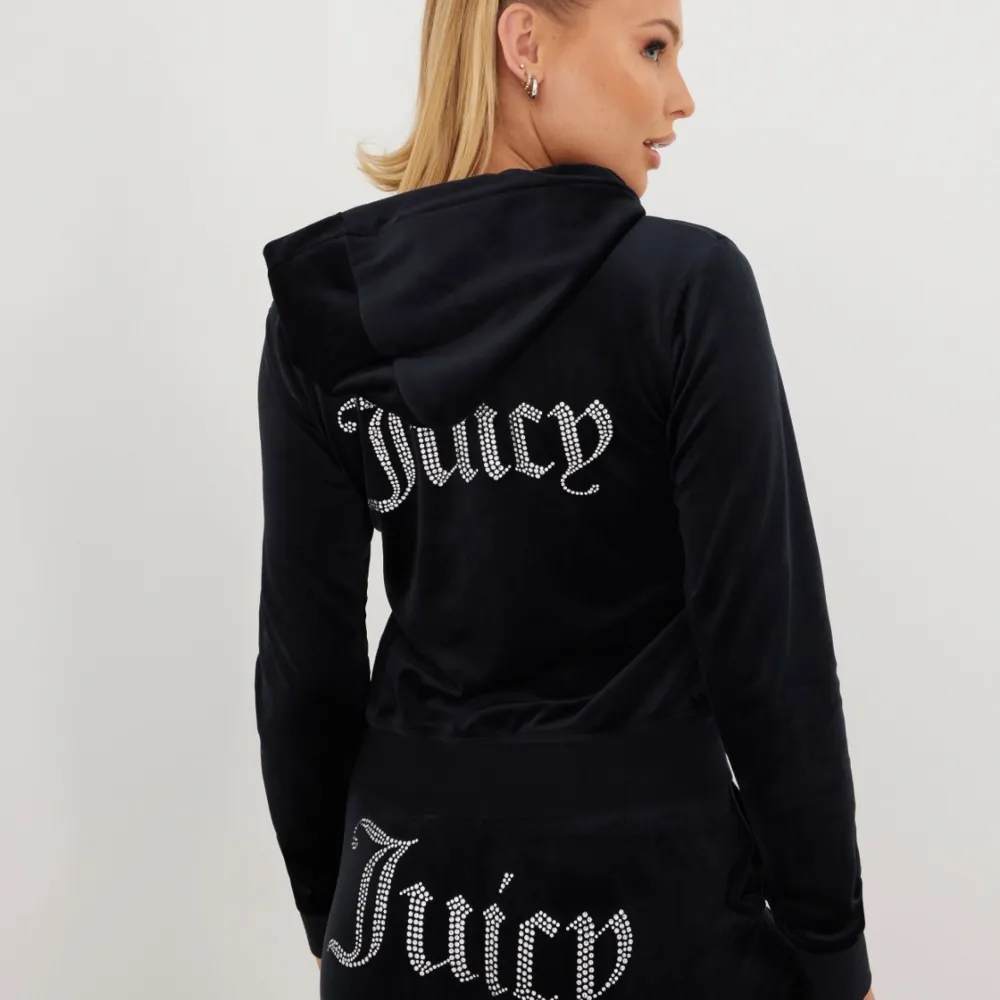 Säljer min svarta juicy tröja med text. Jätte bra skick! 💕💕 eller om någon vill byta mot en i storlek S, kan vara vilken färg som helst ungefär . Tröjor & Koftor.