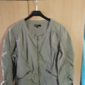 Blusjacka stl 44 - Nyskick, blusjacka grön stl 44 .inget slitage.hämtas i Skene alt skickas .