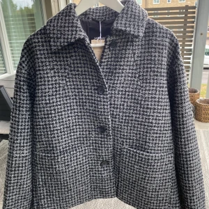 Höstjacka - Jacka från Monki storlek S, hundtandsmönstrad. Helt ny, oanvänd med lapp kvar