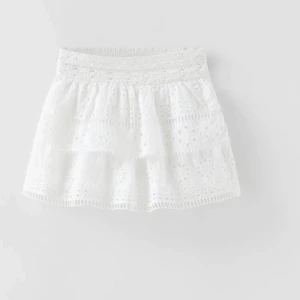 Zara barn kjol - Säljer denna kjol från zara barn avdelningen. Köptes i maj i år och är helt oanvänd💕Storleken är 13-14 vilket passar mig som bär storlek 36 i zara jeans och även 26x32