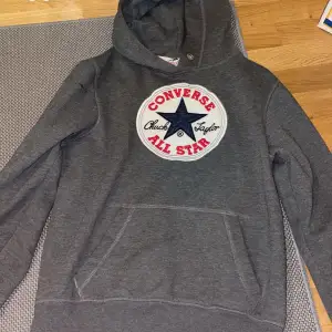 Converse hoodie knappt använd jätte fin passar bra på hösten💗