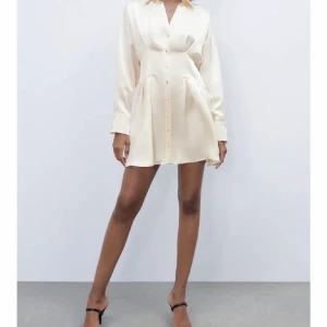 Zara klänning - Säljer helt ny zara klänning som inte kommit till användning. Storlek S (säljs inte längre) grädd vit färg ish