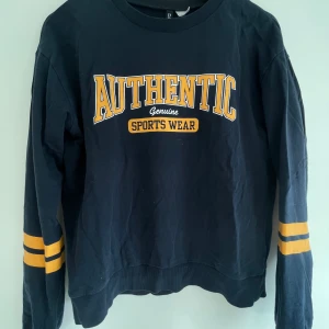 Sweater/Tröja - En sweater tröja med tryck. Tröjan är från HM. Storlek XS. Kan användas till att både chilla och även träna i. Säljer då den är för liten och inte används längre. Pris kan diskuteras. Frakten är inräknat i priset😊🌸