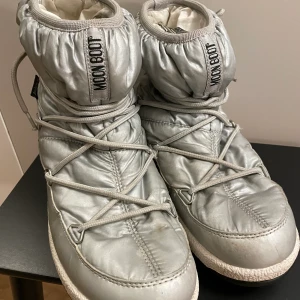 Moonboot - Silverfärgad Moonboot  Ganska stor i storlek så passar för strl,  37-38