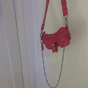 Säljer dessa 3 väskor  - Den rosa är från Gina den svarta år från Kappahl och den glittriga är från Gina hör av er vid frågor eller fler bilder säljer för 70 st 