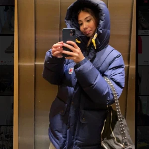 Fjällräven jacka  - BUD LIGGER PÅ: 3400kr.säljer min fjällräven jacka i mörkblå storlek xs i gamla modellen så den passar xs-m. Den är i mycket fint skick. kom med bud privat från 3000kr TRYCK EJ PÅ KÖP DIREKT! lånade bilder! KÖP FÖR 4000kr direkt  BUD ÄR BINDANDE! 