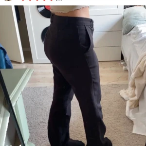 Kostymbyxor  - ! LÅNADE BILDER ! ❤️Säljer mina svarta kostymbyxor ifrån Gina tricot,  jätte bra skick o andvända max 3 gånger! Tvättas innan de skickas❤️Pris kan diskuteras men tänkter mig något runt 200kr