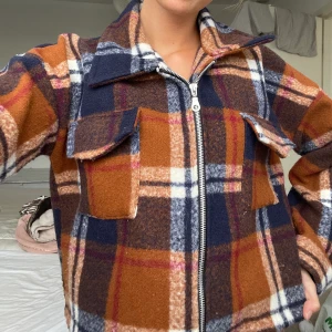 Rutig höstjacka - Säljer min knappt använda höstjacka i rutigt mönster. Jätteskön & i perfekt skick! Be gärna om fler bilder om det önskas 😁