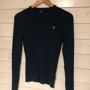 Gant kabelstickad tröja - Jättefin marinblå kabelstickad tröja i storlek S från Gant som endast är använd 2-3 gånger och därför är i nyskick. Säljer då den tyvärr inte kommer till användning. Säljer för 250 kr. Nypris ca. 1400 kr❤️