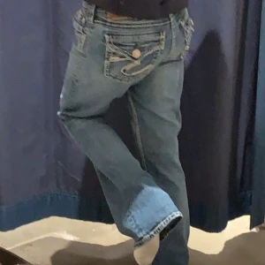 Y2k jeans - ett par as kattiga jeans💓, säljer endast vid bra bud! Är 152