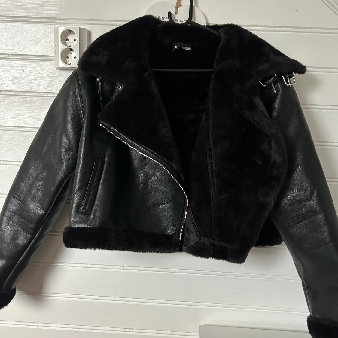 Skinnjacka med fisk päls.