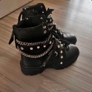 Zara skor, storlek 39 - Säljer ett par jätte snygga zara skor som jag kanske har använt 1-2 gånger. Köpte dom då för 1500. Mer bilder och info hör av dig💕