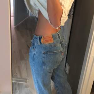 Säljer dessa SÅÅÅ snygga lågmidjade jeans från Levis. Så sköna och så snygga! Jeansen är nästintill oanvända och är i storlek W32 L32. Kan mötas upp i Stockholm 💕💕