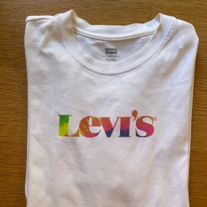 Levis T-Shirt Relaxed Fit M  - Levis T-Shirt i M Levis Relaxed Fit Tshirt inköpt 2021, pris 399kr.    Bra skick. Relativt tjockt tyg.   Jag (på bild) är 1.86cm