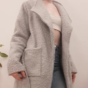 Kappa - Grå "teddy" kappa med band. Fint skick, super skön med fickor, men kommer inte till användning. Stl S. Skriv för fler bilder/ frågor💕