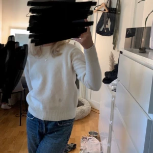 Stickad tröja - En super fin beige stickad tröja från uniqlo🫶🏼 Den är lite liten på mig där av säljer jag den❤️ den har en liten fläck men man får den solklart utan fläcken💗kontakta vid fler frågor eller intressen💗 (det är min kompis på bilden)