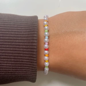 Pärlarmband  - Fint och färgglatt pärlarmband! 45kr✨