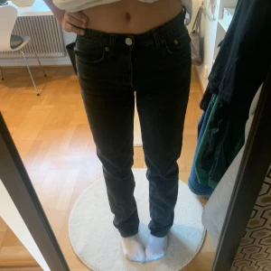 Zara jeans  - Strl 34, zara mid waist straight jeans.  Går nedanför fötterna på mig som är 165.  