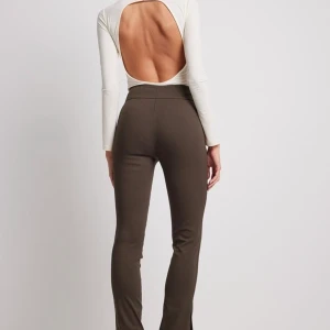 Topp och byxor - Från NA-KD, aldrig använda  Toppen är i M och byxorna är i str 38. Toppen säljs för 300kr och byxorna 399 Tillsammans för 650kr