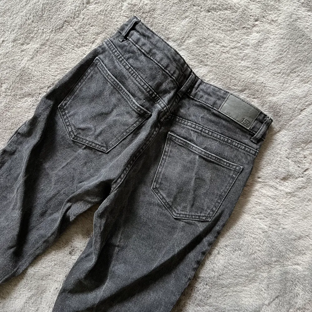 Mycket bra skick, XS, köpta för ungefär 1 år sedan, ser ganska pösiga ut men känns ganska tight. . Jeans & Byxor.