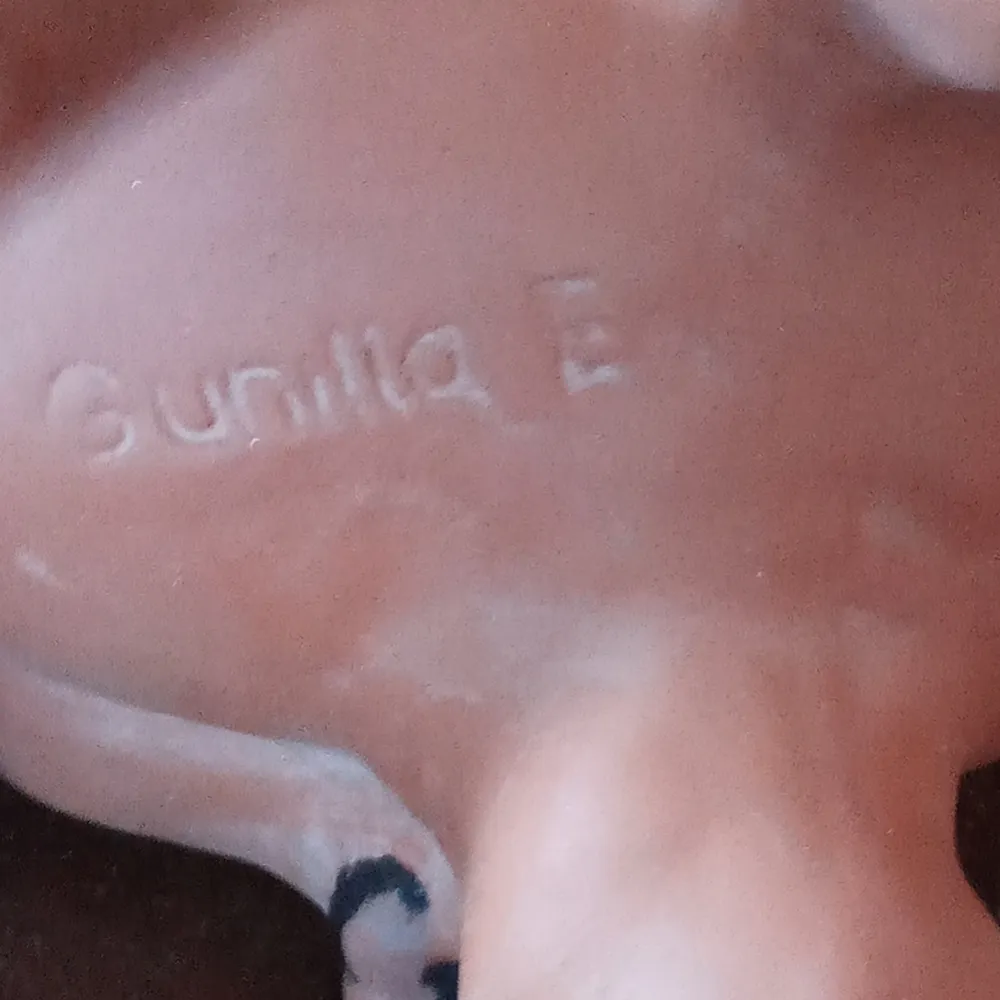 Fin Hästfigur av keramik av märket Gunilla B.inget slitage finnes .hämtas i Skene alt skickas o köpare betalar frakten o Swishbetalning tillämpas .. Övrigt.