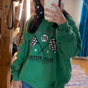 Pull&Bear sweatshirt - Grön sweatshirt med tryck från Pull&bear. Aldrig använd, endast tvättad. Aldrig kommit till användning så säljer den.  Fraktas mot portokostnad eller möts upp i Stockholm/Odenplan.