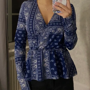 blus från ginatricot - säljer min söta blus från gina tricot i stl S💘bra skick. skriv för fler bilder! 100kr + frakt💕