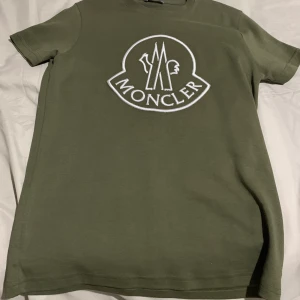 Moncler  - Hej Säljer en MONCLER tröja som jag inte har behov av längre Storlek S men passar även M Möts i Norrköping Priset kan diskuteras vid snabbaffär