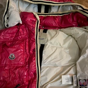 Äkta Moncler jacka  - Äkta moncler jacka rosa Storlek 1 vilket motsvarar ca 32/ 14år Äldre modell, säljs inte längre  Frakten står du själv för, möts ej upp om du inte bor i närheten.  OBS tar endast betalt via Swish 