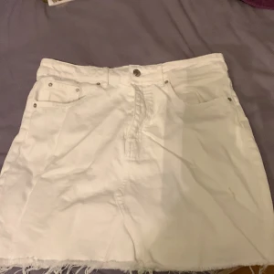 Vit jeans kjol  - En vit jeans kjol från gina tricot
