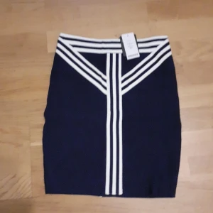 Helt oandvänd kjol. - En helt oandvänd kjol som är i sorlek xxs som är för liten för mig men kommer i bra skick eftersom det till och med har prislappen kvar  