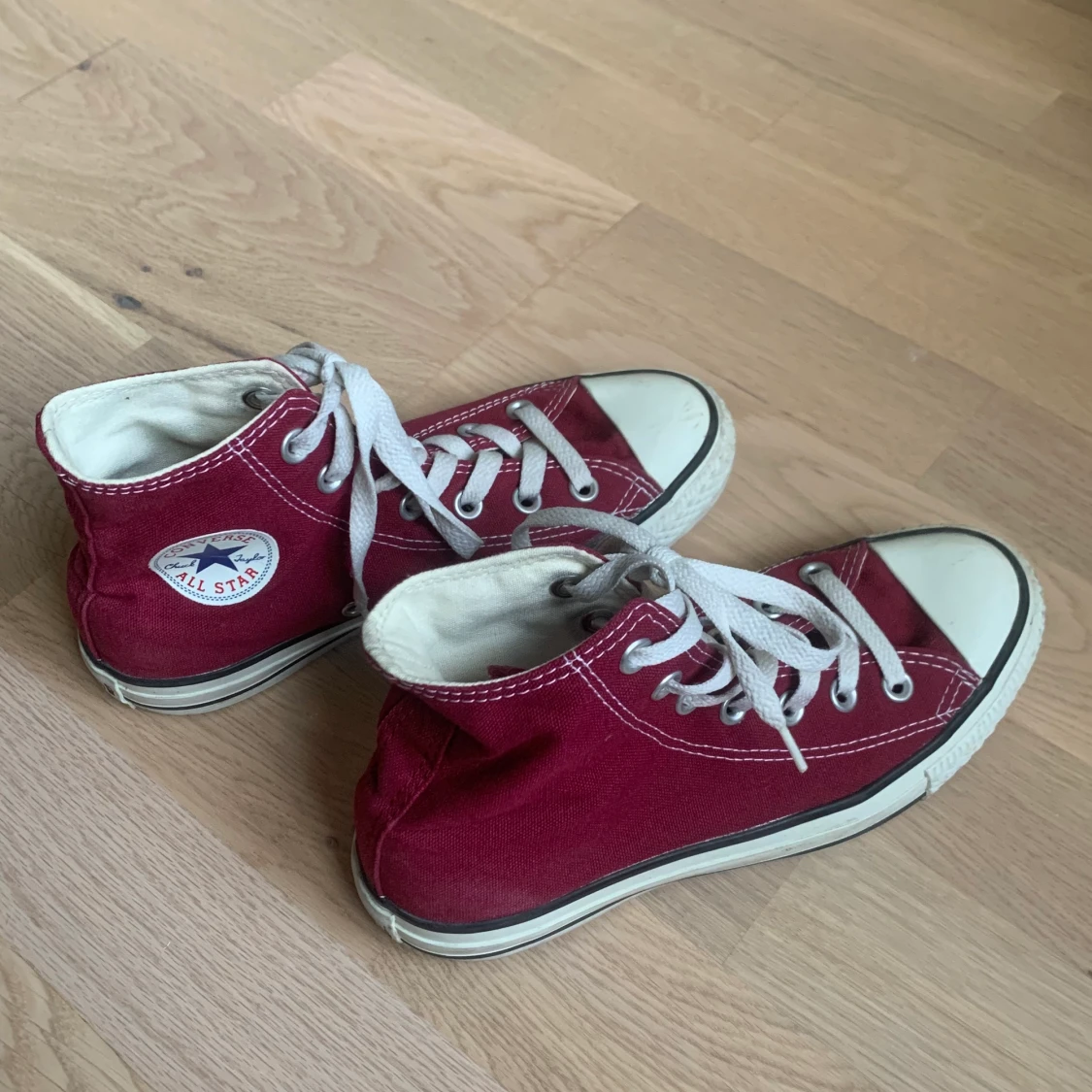 Vinröda converse 36,5  - 91
