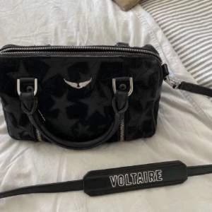 Zadig väska - Säljer min fina zadig limited edition väska med stjärnor på. Den är i ett jättebra skick och har inga skador. Skriv för fler bilder. (Detta är inte min bild)