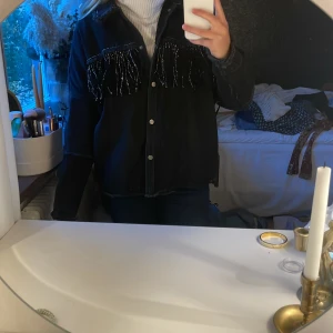 Zarajacka - Säljer denna trendiga zarajacka med fransar, sjukt snygg nu till hösten💕
