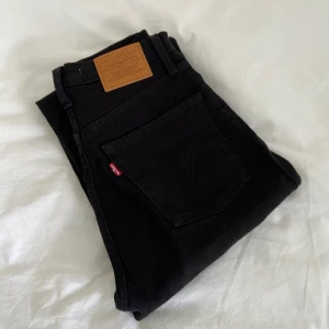 Svarta ribcage straight levi’sjeans - Säljer dessa superfina levisjeans!!! Sparsamt använda och i nyskick. Storlek 24/27. Midjemått: 65 cm Innerbensmått: 65 cm🥳