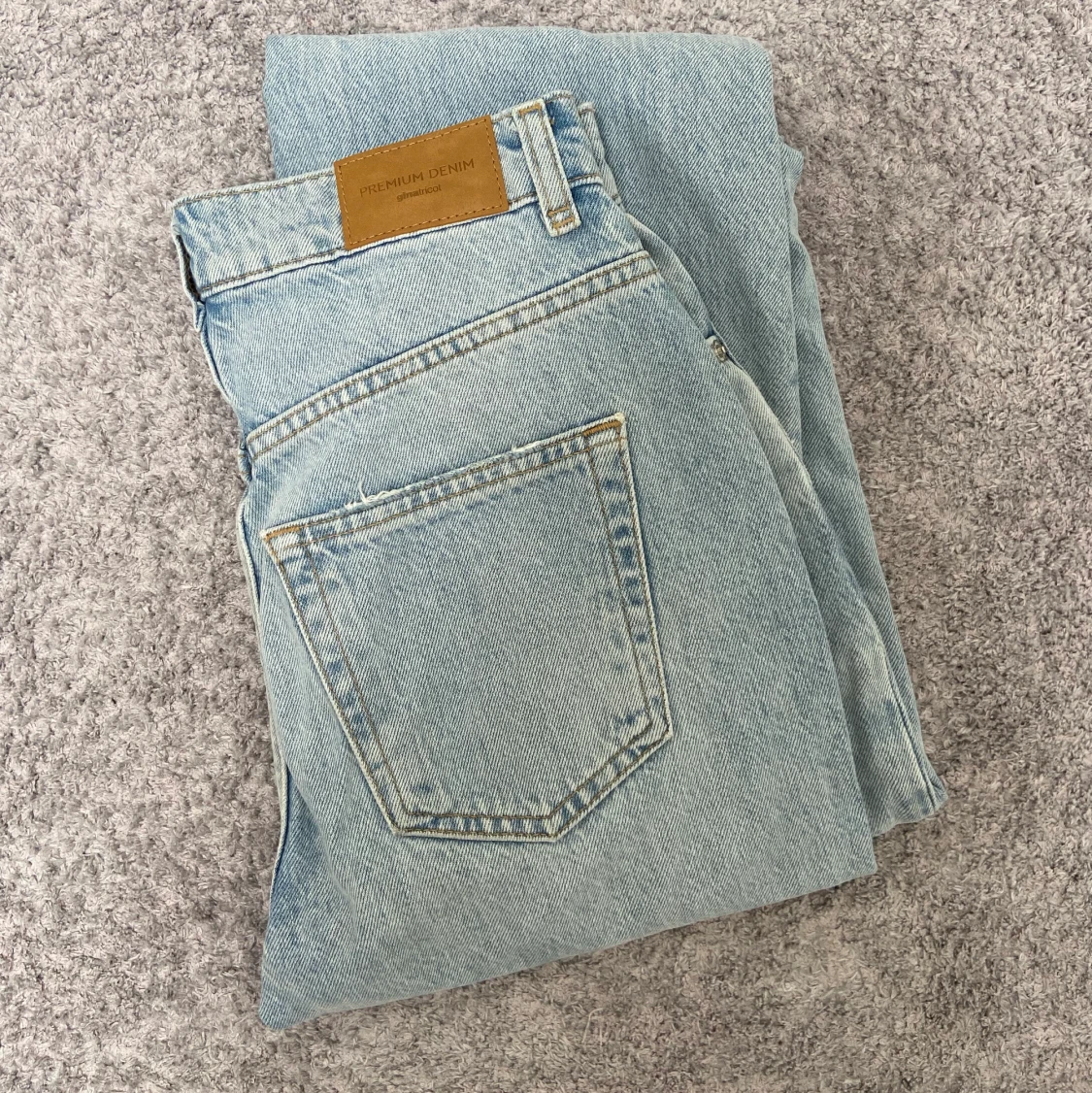 Ljusblå jeans med hål - 90