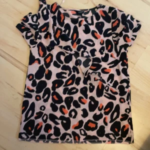 Blus i rosa/svart leopard - En rosa/svart leopard blus från Lindex i storlek xs- men är lite oversize. Tröjan är i ett ganska luftig material- polyester. 