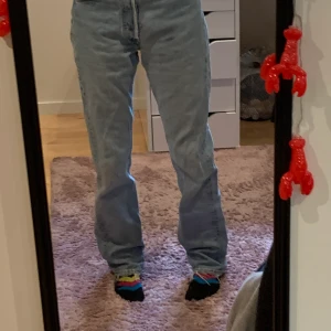 Vintage Levis Jeans - Snygga Vintage levis jeans. Ljusblåa och midwaist. Riktigt snygga och har använts mycket där av en del slitningar (se bild) Men enkelt att laga, där av priset! Mer bilder kan ges på dm 💗 midjemått: ca 72 cm 