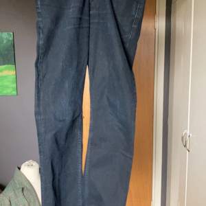 Jättesnygga Crocker mörkblå långmidjade jeans. Sitter tight runt låren på mig och sen löst vid vaderna, bootcut. Säljer då dem är för små för mig.