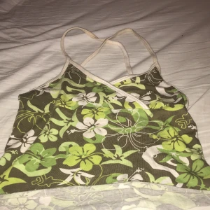 Y2k Crop topp - Ett linne som tidigare varit en klänning, jag har använt det mycket men är ändå inte så slitet. Banden korsas på ryggen och det är en söm över bröstet💯💗