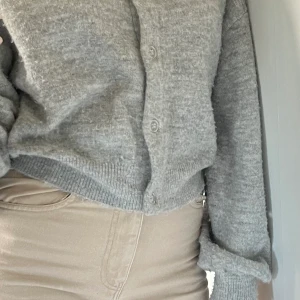 Stickad kofta  - Säljer denna gråa stickade kofta. Väldigt mysig<3 Den är lite cropped, har också knappar som är genomskinliga:) pris kan diskuteras