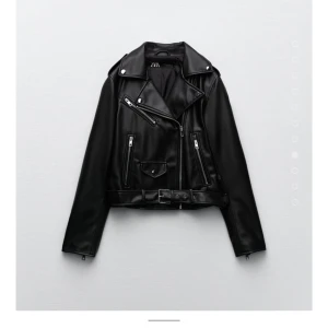 Skinnjacka från Zara - Så snygg skinnjacka från Zara. Storlek XL men väldigt liten i storleken så skulle säga att den mer är S/M. Ny skick! 