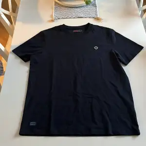 Mörkblå Morris t-shirt! Använd ett fåtal gånger (inköpt för ca en månad sedan). Nypris 500 kr!
