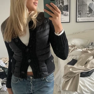 Moncler cardigan - Hej! Säljer min moncler cardigan! Köpt på Vestiaire Collective (äkta)💕väldigt rare modell. Storlek M. 