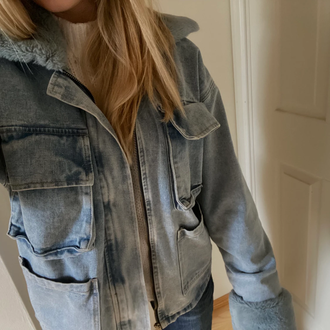 Blå jeansjacka med päls - 91