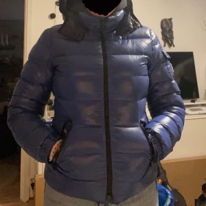 Moncler bady jacka - Moncler jacka i modellen bady. Fungerar bra till vinter och är i bra skick. Köpt på kasperheat och äktighetsbeviset finns.