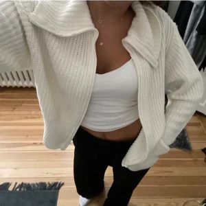 Vit stickad zip - Så fin tröja som tyvärr inte kommit till användning ❤️