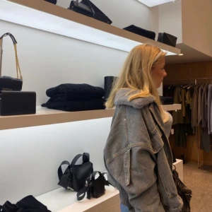 Blå jeansjacka  - Säljer min snygga jeansjacka med päls i strl S pga att den knappt kommit till användning. Är därav i bra skick! (Lånad bild men skriv privat för egna bilder). Säljer för 400kr! 