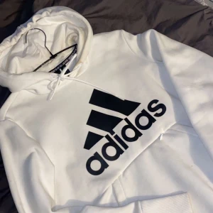 Hoodie - Vit hoodie från adidas i superskick, använd Max 5 gånger💕